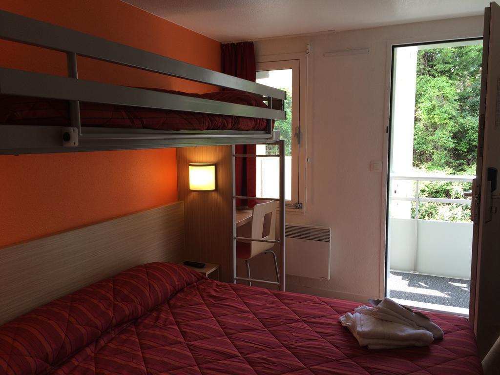 Triple Room (1 Double Bed + 1 Single Bed)