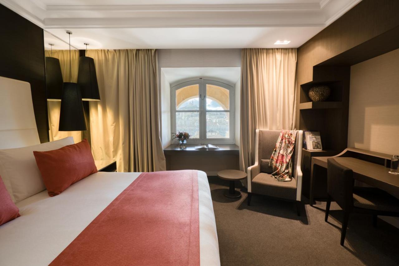 Klassieke Kamer met Kingsize Bed en Uitzicht op de Kerk