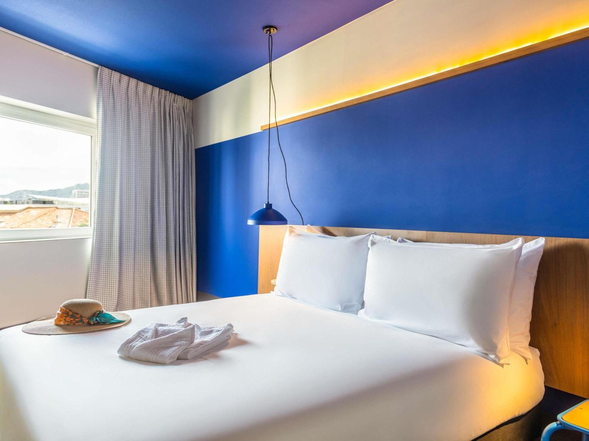 Pop Room with One Double Bed