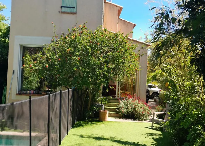 Appartement En Sous Sol De Villa Avec Acces Jardin Et Piscine